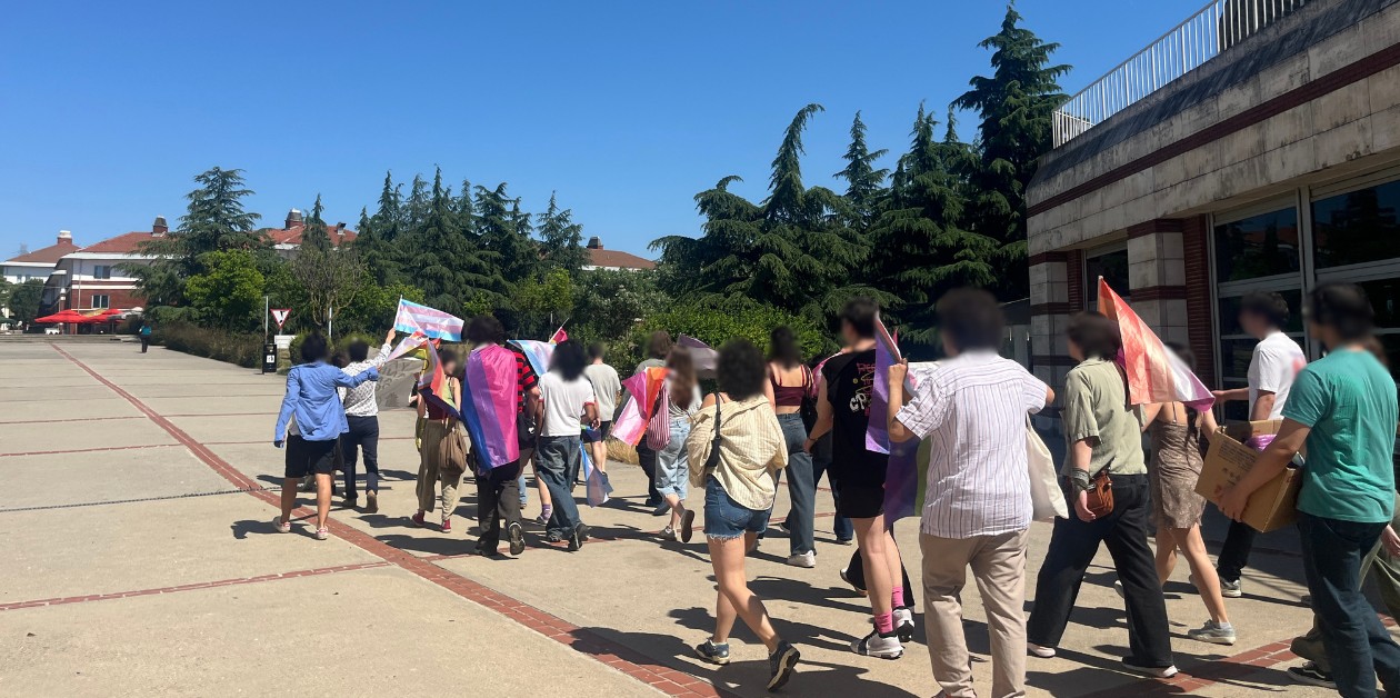 4.⁠ ⁠Sabancı Onur Yürüyüşü: Gökkuşağı Merdivenlerinden Tüm Kampüse - ÜniKuir