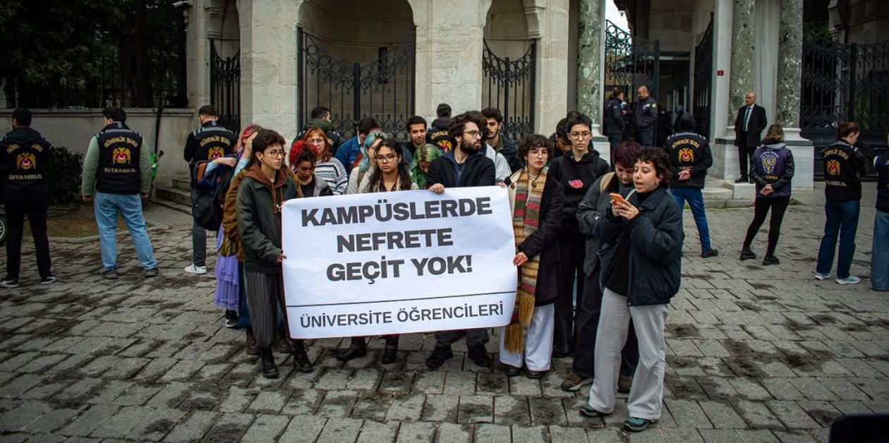 Bakanlık İÜ Kampüsüne Nefreti Taşırken, Öğrenciler Beyazıt'ta Nefrete Karşı Eylemdeydi - ÜniKuir