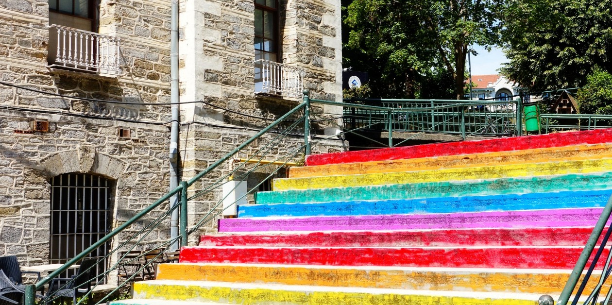 Boğaziçi LGBTİA+ Kulübü Gökkuşağı Merdivenlerini Tazeledi, Onur Ayı’nı Selamladı! - ÜniKuir