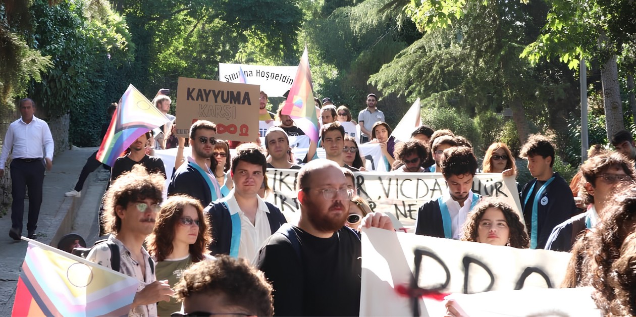 Boğaziçililer Alternatif Mezuniyette Trans Bayrağı Astı: "Tedavi Demokratik Üniversite" - ÜniKuir
