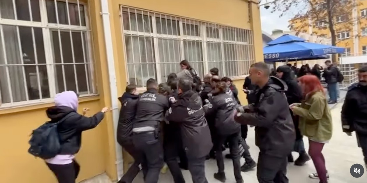 DTCF'de Kadınlar ve LGBTİ+'lar 8 Mart Pankartı Asmak İsterken ÖGB Saldırdı - ÜniKuir