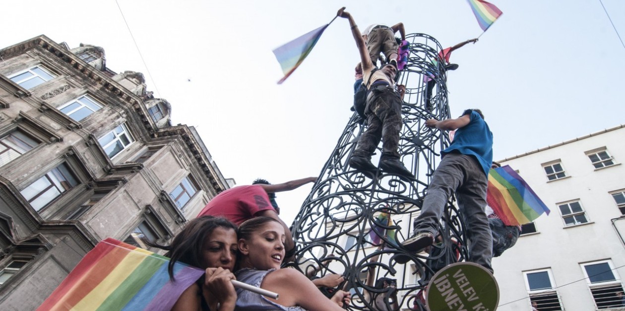 EYLEM ALANINDA: Onur Yürüyüşlerine katılacaklara tavsiyeler - ÜniKuir