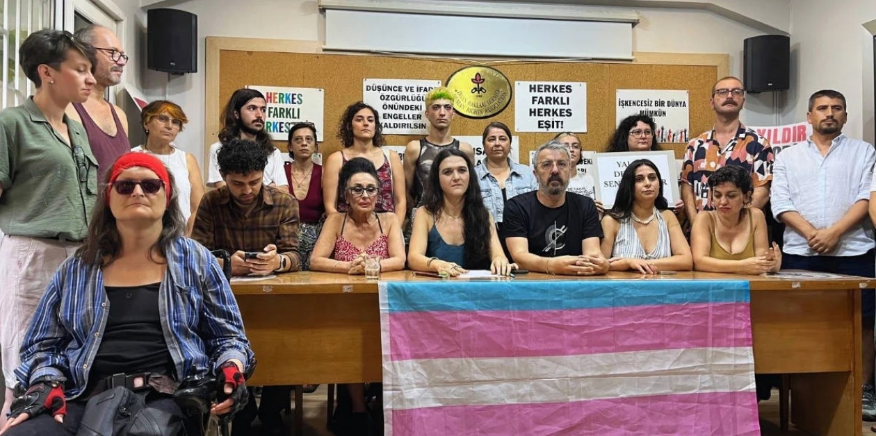 Hak Örgütleri, Milletvekilleri ve Sendikalardan Zoe Lila ile Dayanışma: "Bu Bir Çalışma Hakkı İhlalidir" - ÜniKuir