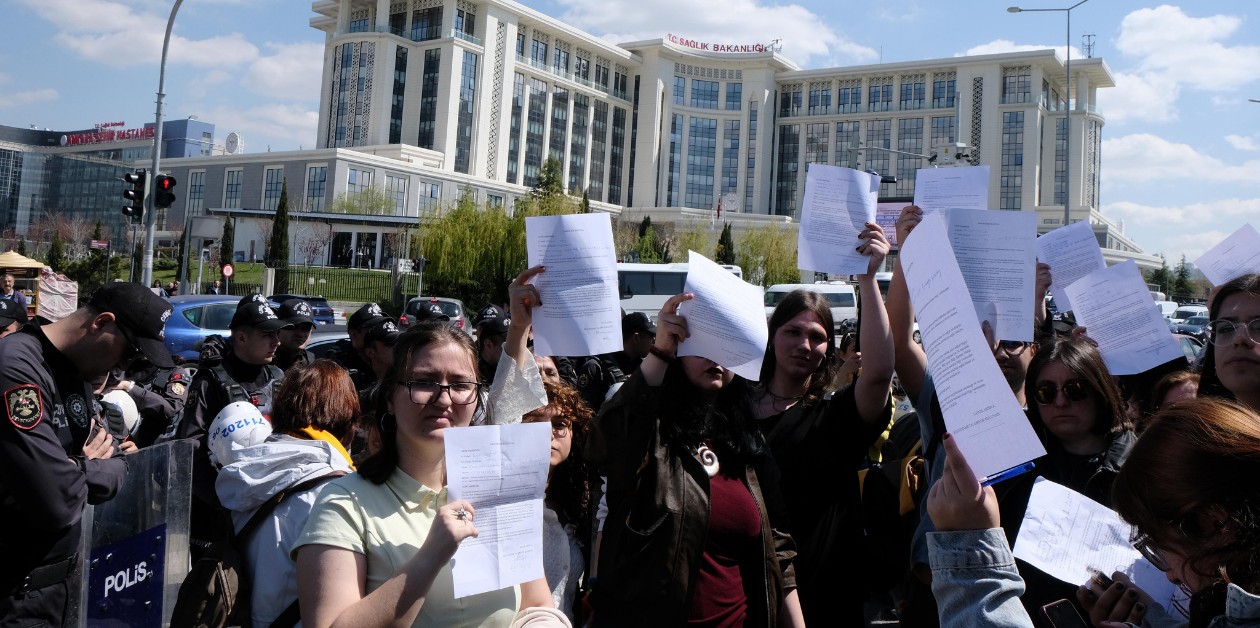Hormon hakkı için dilekçe vermek isteyen LGBTİ+ aktivistler polis tarafından engellendi - ÜniKuir