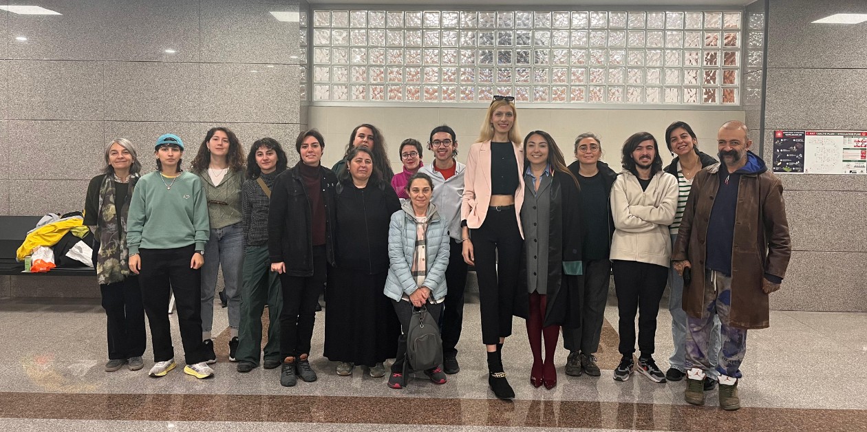 İris Mozalar’ın duruşması izleyiciye kapatıldı: Polis içeride, feministler dışarıda - ÜniKuir