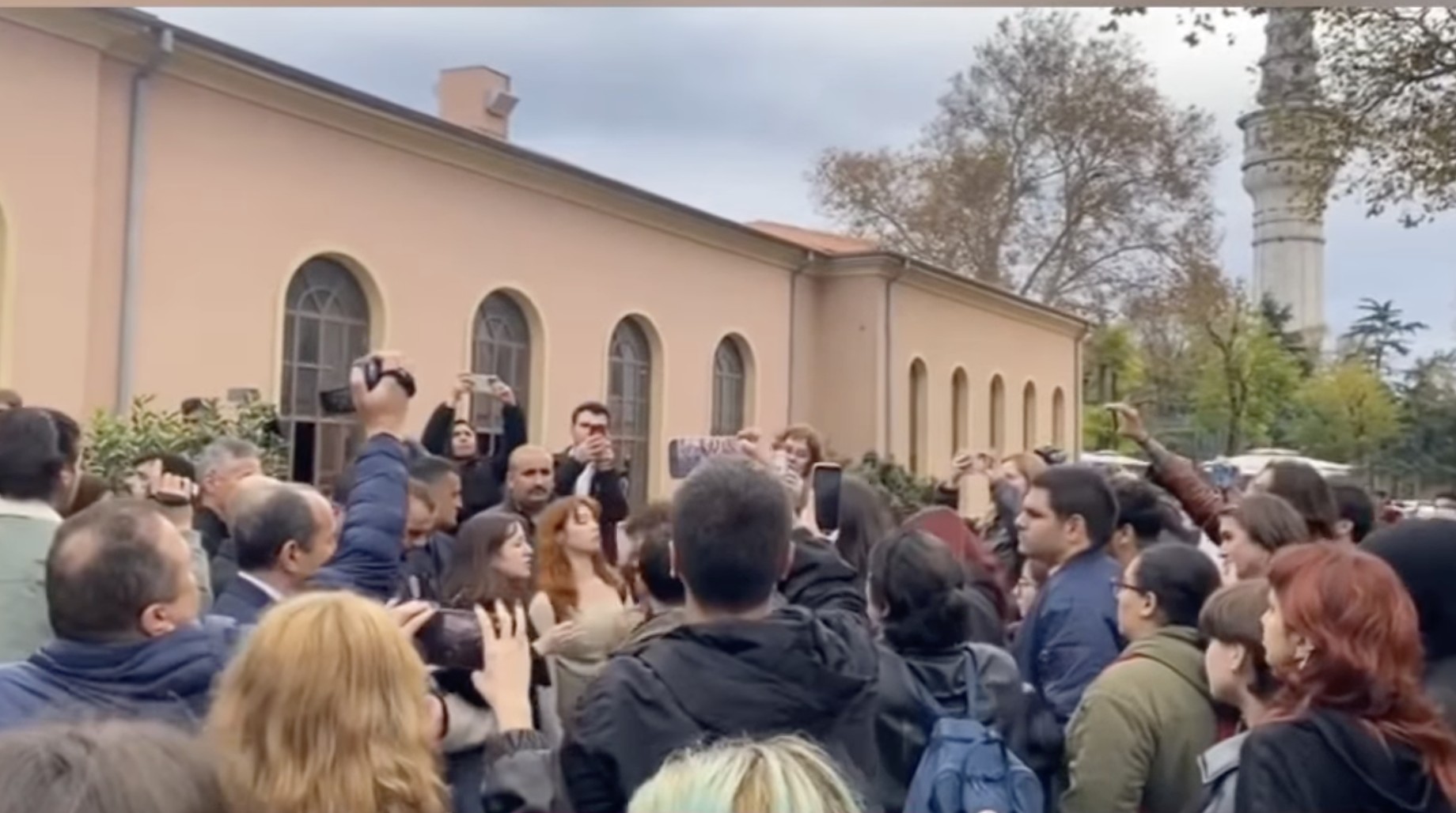 İÜ Siyasal Bilgiler'de Nefret Paneli Yapılırken, Kapısında Nefrete Karşı Duran Öğrencilere ÖGB Saldırdı - ÜniKuir