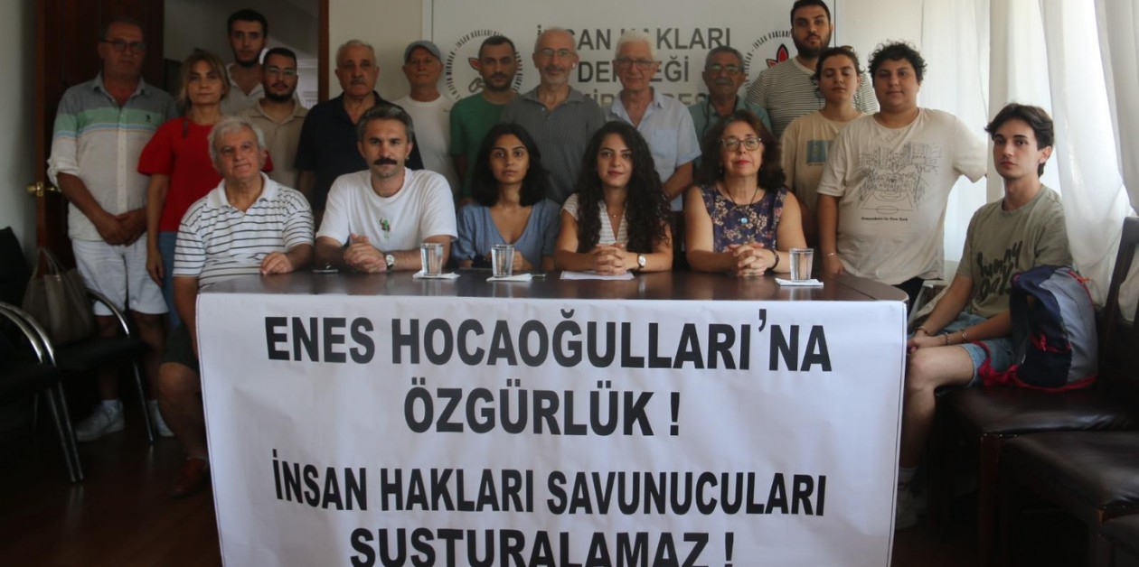 İzmir'de İnsan Hakları Örgütlerinden Enes Hocaoğulları İçin Ortak Basın Açıklaması - ÜniKuir