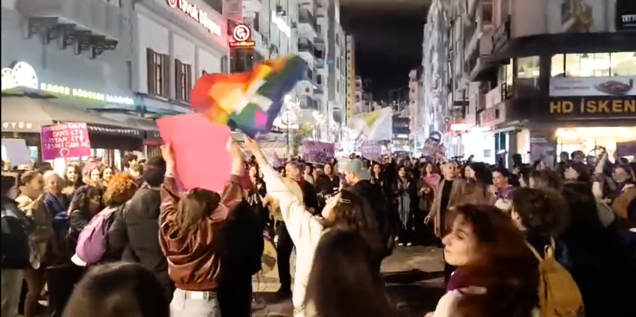 İzmir Emniyeti’nin Tüm Denemelerine Rağmen Feminist Gece Yürüyüşü’nde Gökkuşağı Bayrağı Açıldı - ÜniKuir