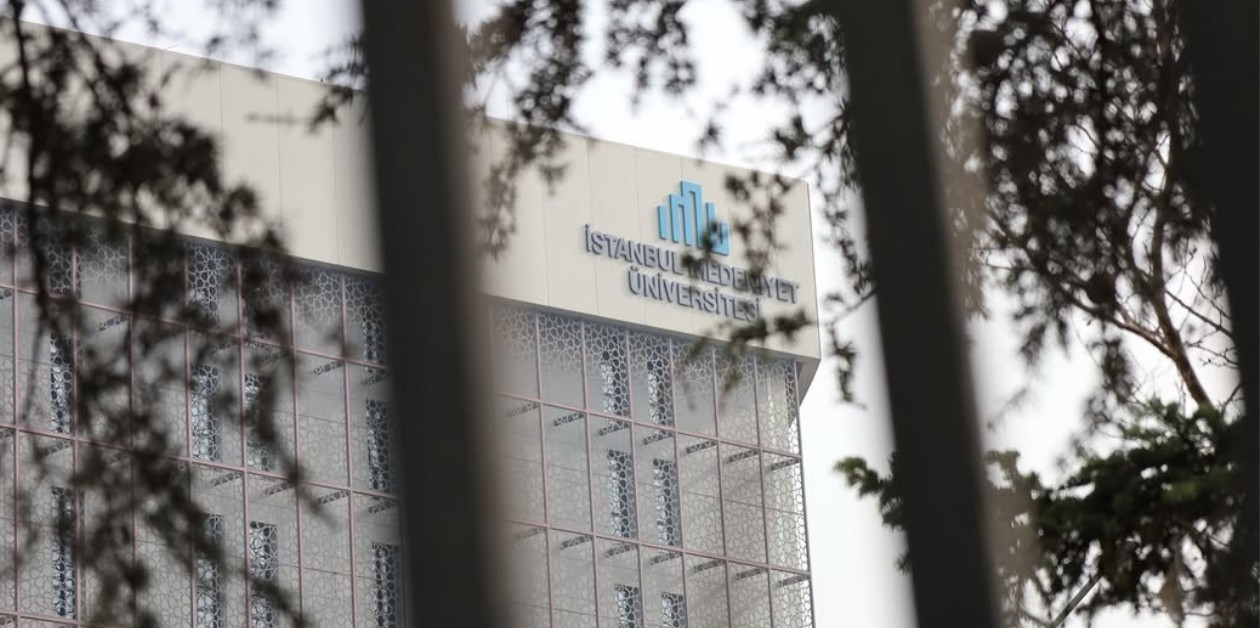 Medeniyet Üniversitesi’nde Yine Nefret Paneli: Sağlık Bakanlığı’nın “Cinsiyet Değiştirme” Komisyonu Başkanı Kampüste - ÜniKuir
