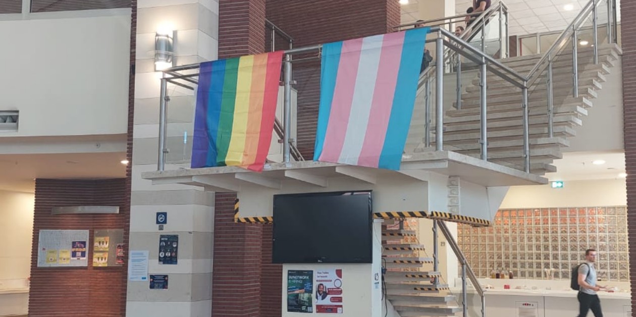 Onur Ayı, Sabancı Üniversitesine yine LGBTİ+ bayrakları ile geldi - ÜniKuir