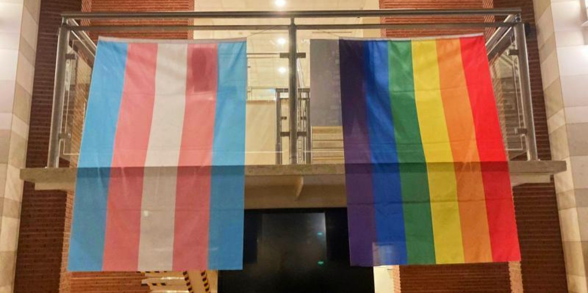 Sabancı Cins Kulüp kampüsü bayraklarla donattı, üniversiteli LGBTİ+'lara çağrı yaptı - ÜniKuir