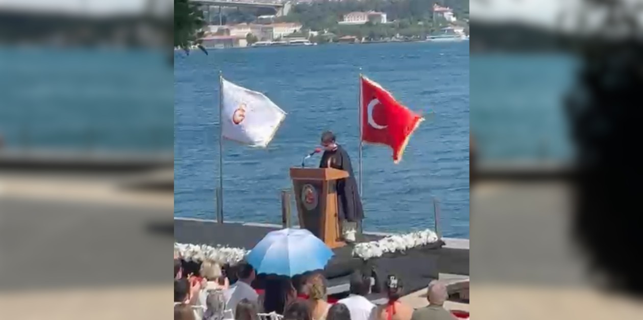 “Susturulmak istenen kuir arkadaşlarım”: GSÜ mezuniyetinde bölüm birincisinden politik konuşma - ÜniKuir