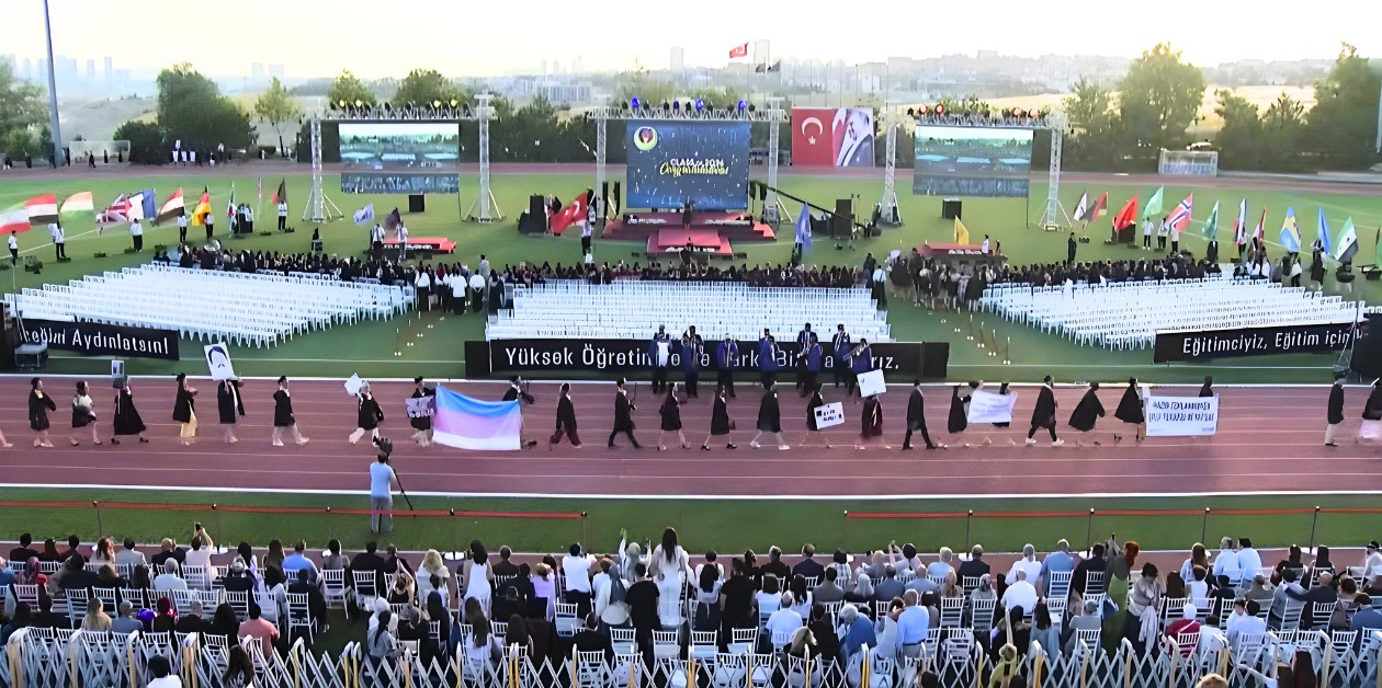 TED Üniversitesi Mezuniyeti’nde Trans Bayrağı ve Hormon Erişimi Pankartı - ÜniKuir