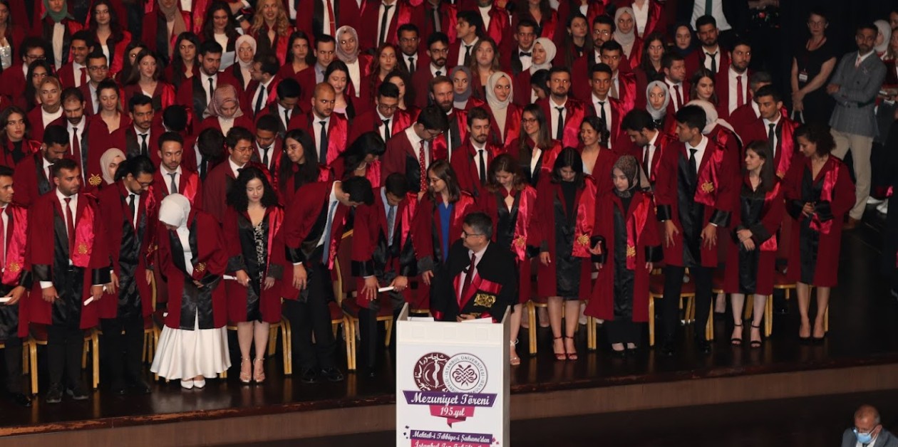 Üniversite “cinsel yönelimi” sildi, öğrenciler Hipokrat Yemini sırasında sansürü deldi  - ÜniKuir